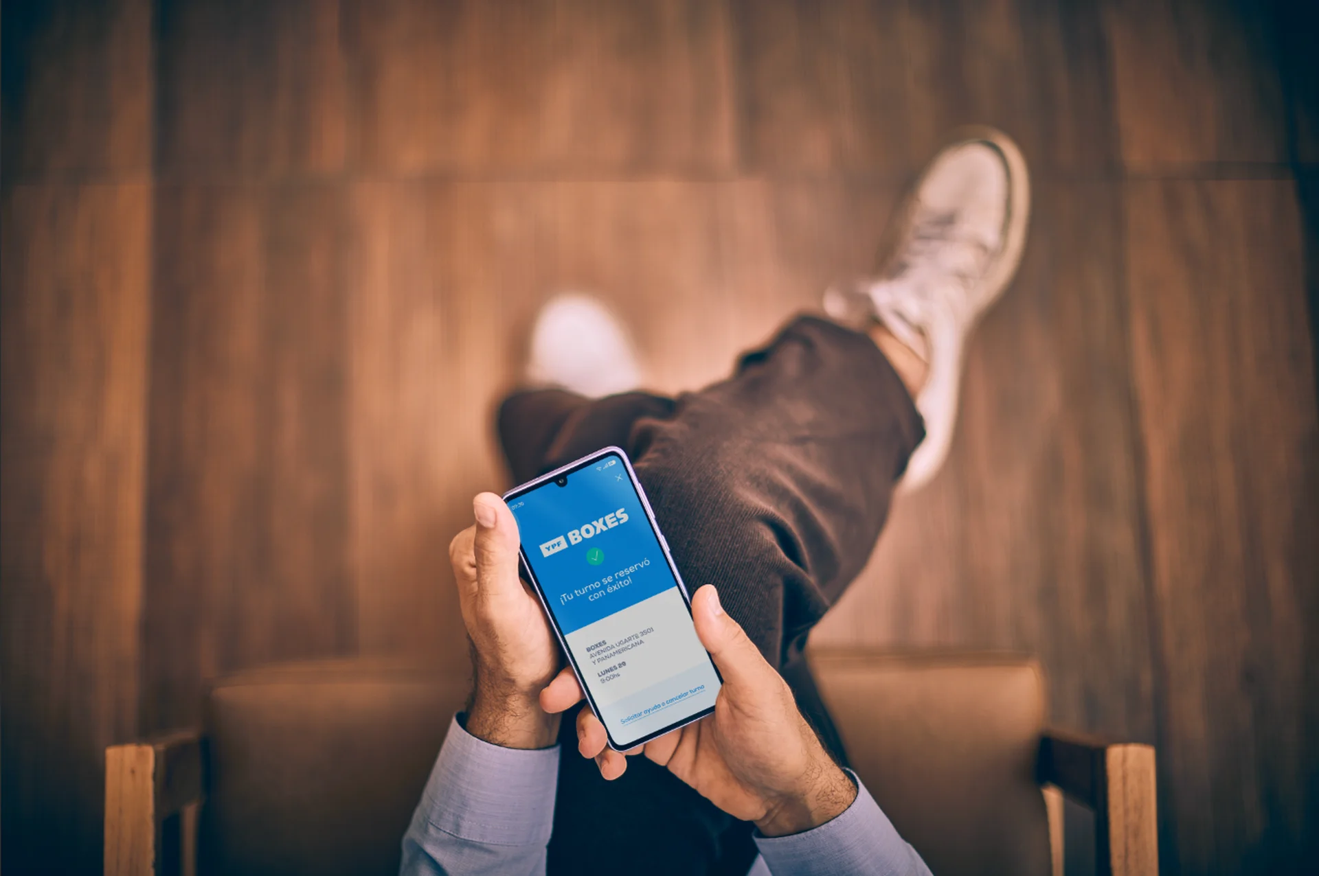 Persona utilizando la App YPF