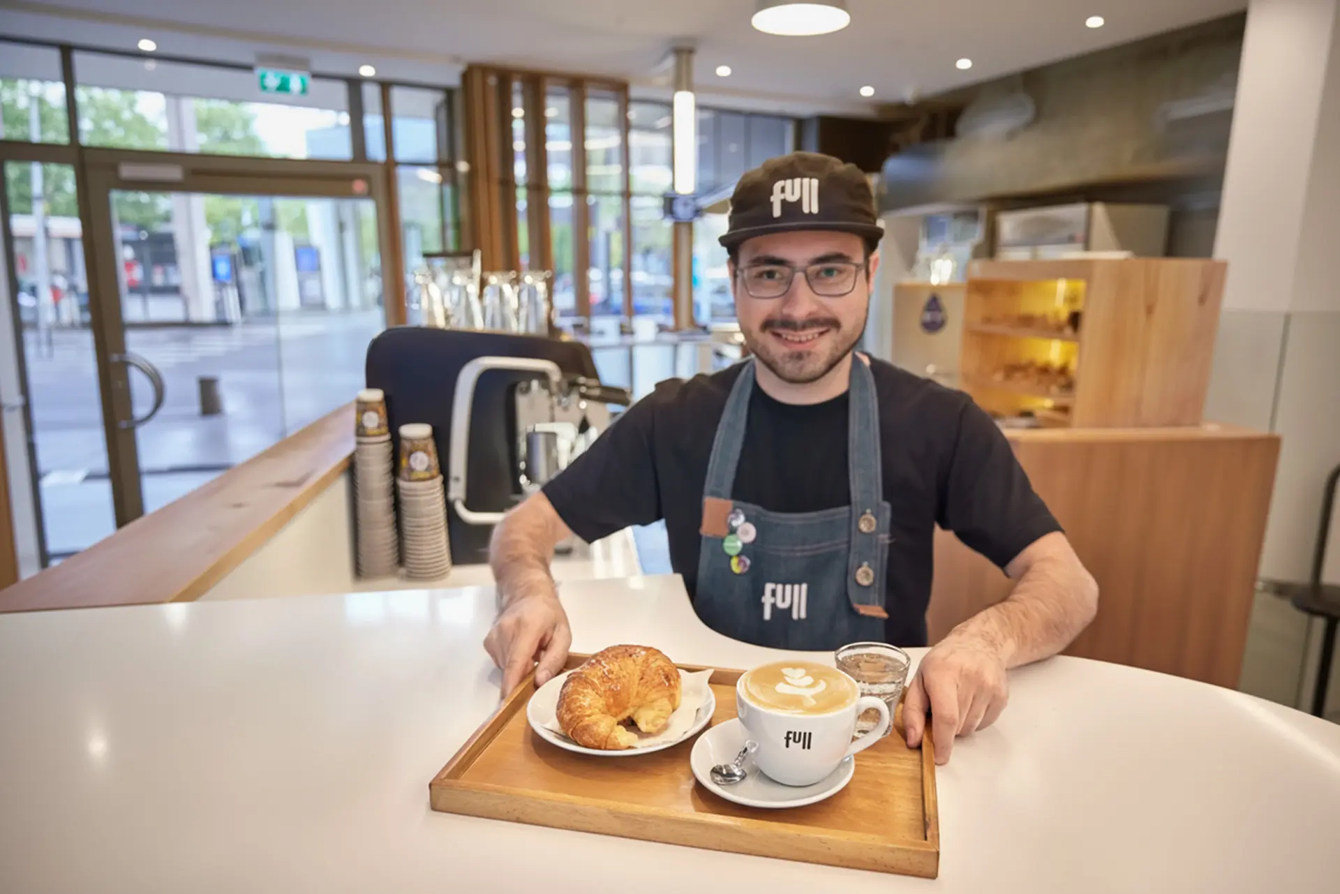 Persona sirviendo cafe