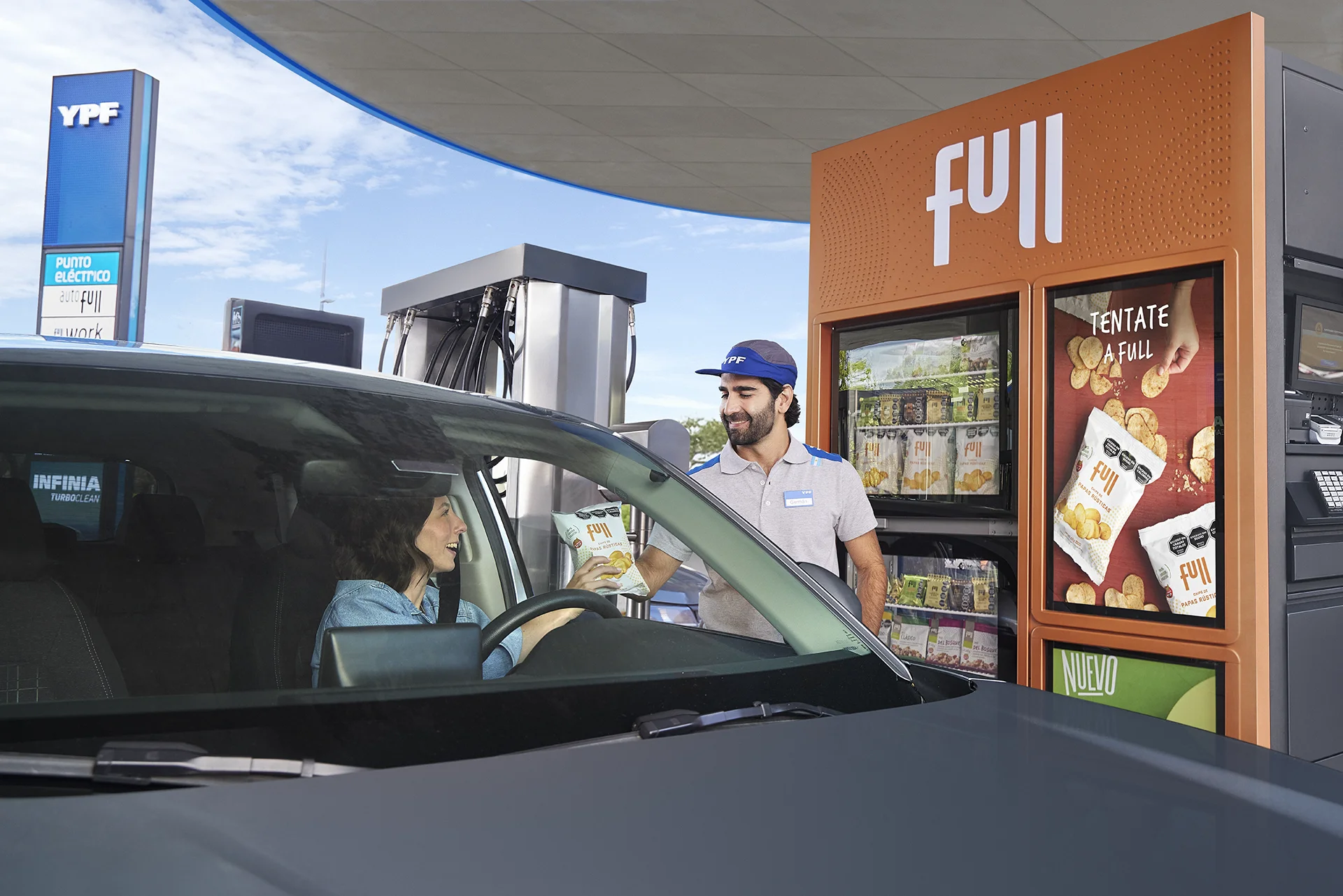 Persona cargando nafta