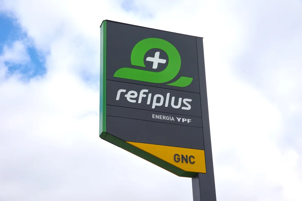 Cartel de Refiplus Energía YPF