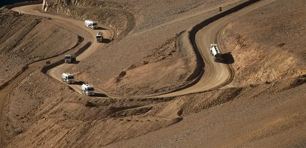 Camiones transitando por una ruta