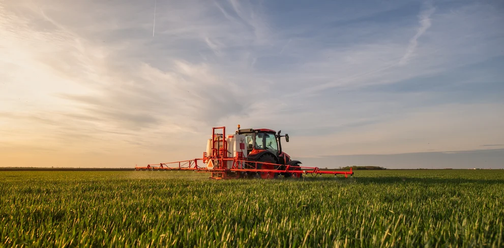 Maquina trabajando en el campo